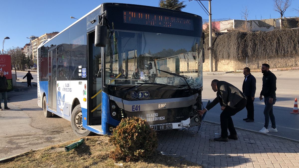 Elazığ'da halk otobüsü ile otomobil çarpıştı