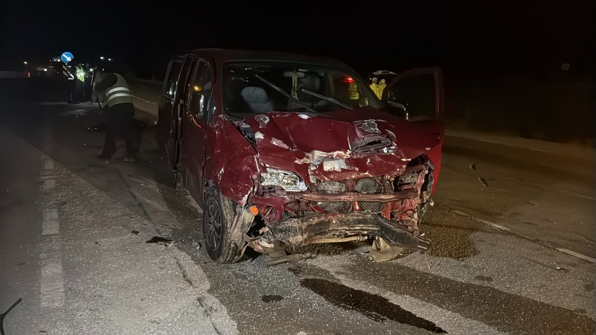 Sivas’ta minibüs hafif ticari araçla çarpıştı: 7 yaralı