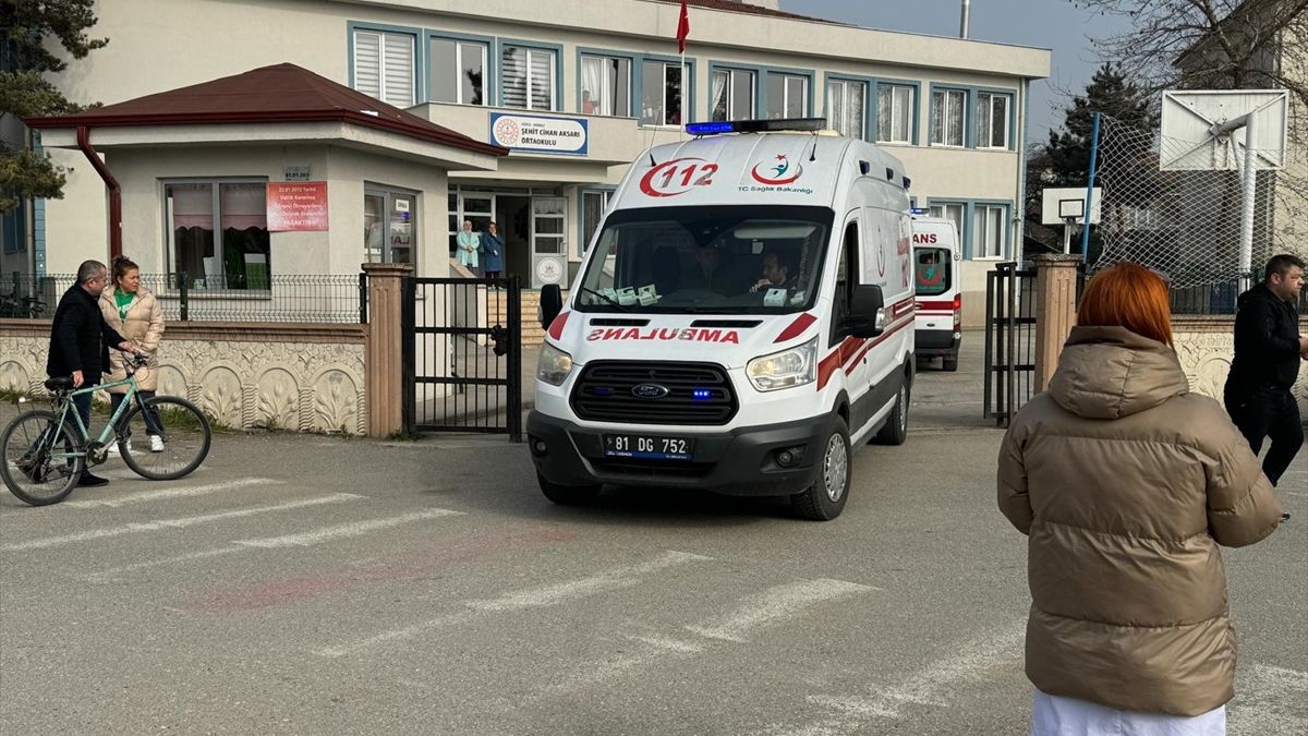 Düzce'de dışarıdan yemek yiyen öğrenciler zehirlendi