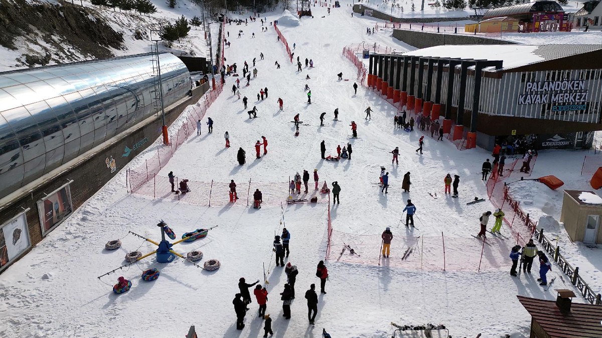 Erzurum'da çığ bölgesine giren ve kasksız kayak yapanlara ceza yağdı