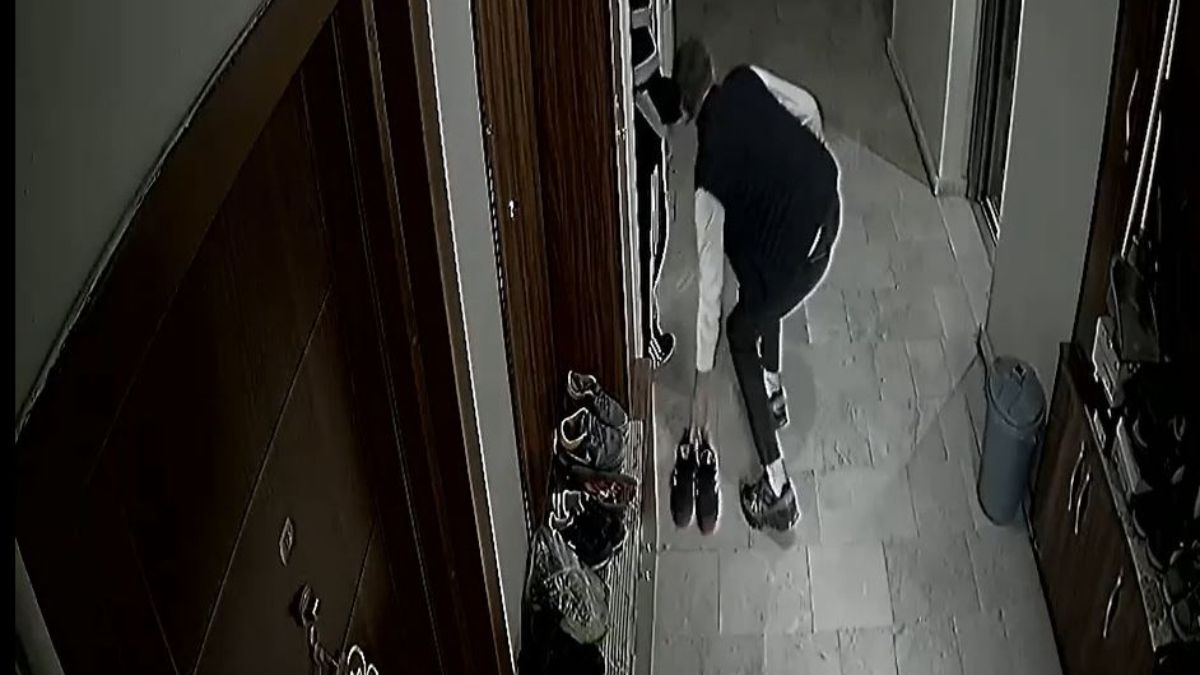 Bursa'da daire önünden çaldıkları ayakkabıları bırakıp kaçtılar