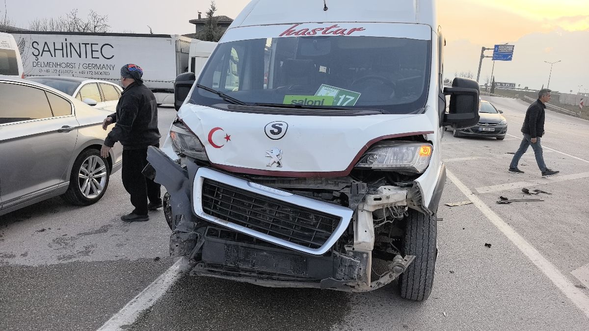Bursa'da öğrenci servisi kaza yaptı: 10 yaralı