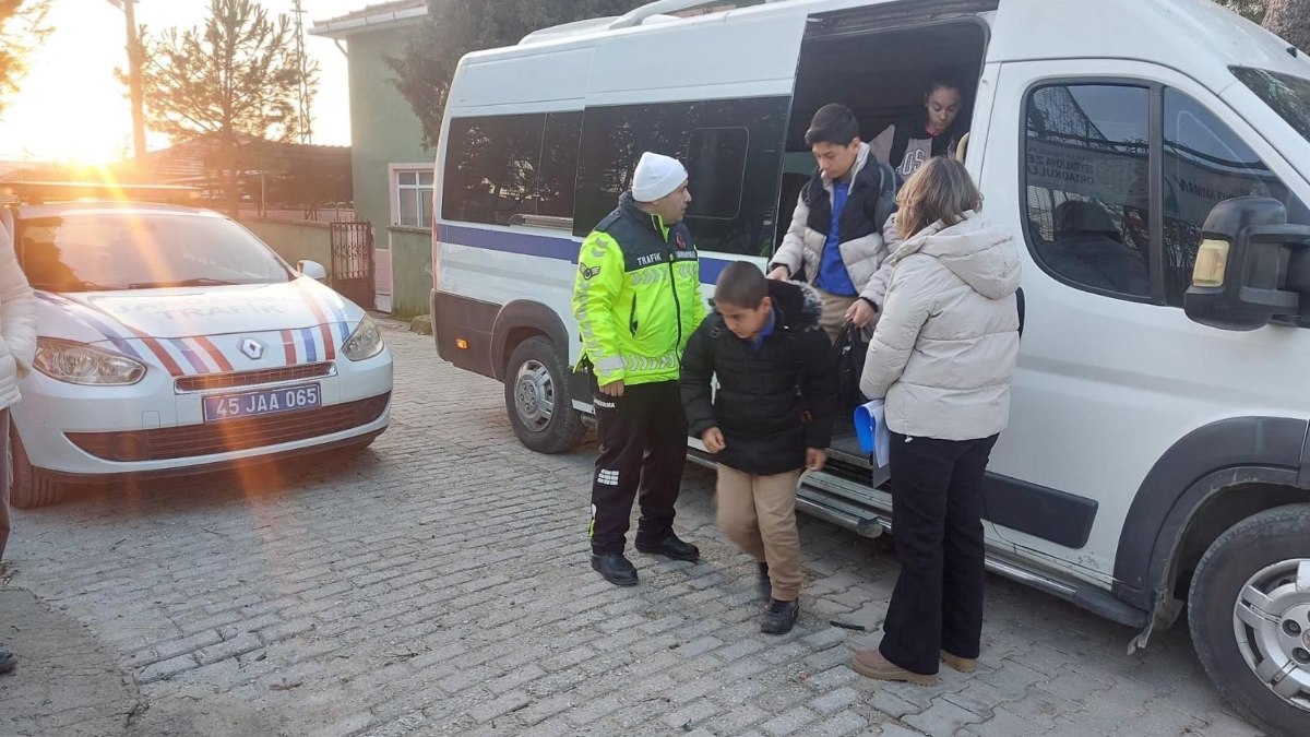 Manisa'da okulların açıldığı ilk gün okul servisleri ve sürücüler denetlendi