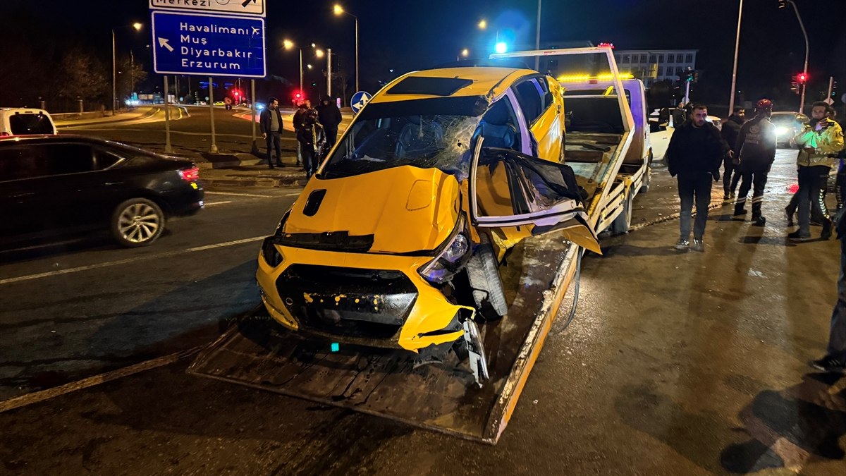 Bingöl'de yolcu otobüsü ile taksi çarpıştı