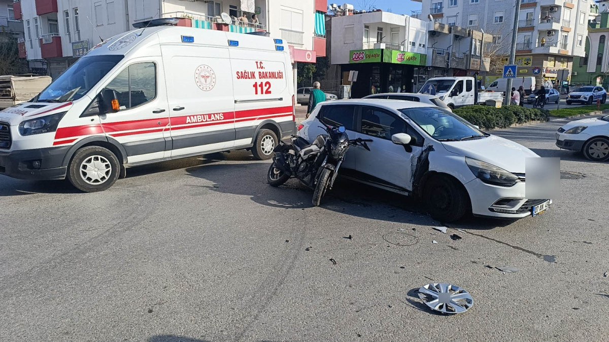 Antalya'da 'U' dönüşü yapan otomobil, motosiklet ile çarpıştı: 1 yaralı