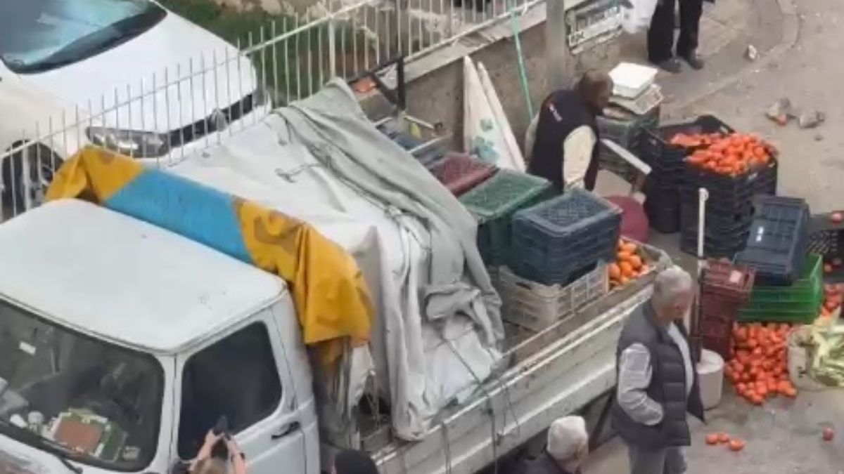 Adana seyyar satıcıyla tartıştı, meyvelerini döktü
