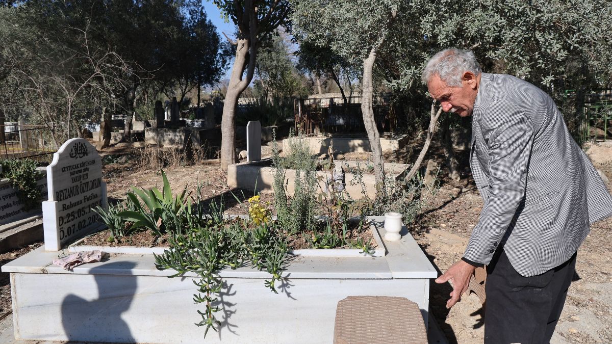 Hatay'da enkazdan cenazesini çıkardığı kızının mezarını ziyaret etti: Kızım kalk ben geldim
