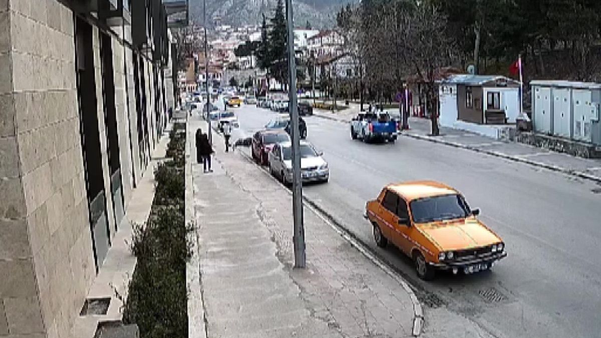 Amasya'da otomobile çarpan motosiklet takla attı: 1 ağır yaralı