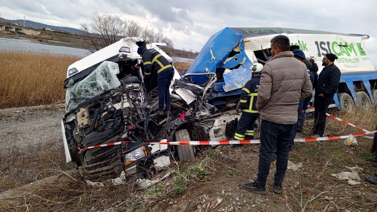 Samsun'da kaza yapan tır sürücüsü öldü