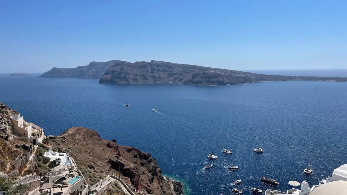 Ege'deki sismik hareketlilik nedeniyle yaklaşık 9 bin kişi Santorini Adası'nı terk etti