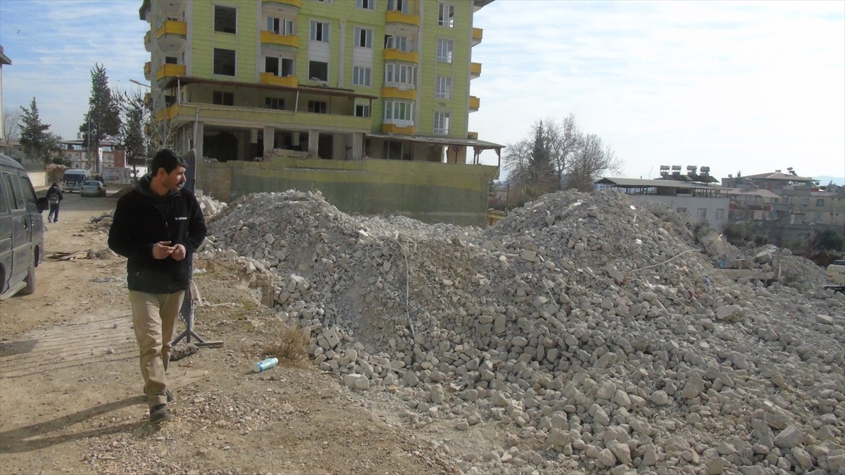 Gaziantep'te asrın felaketini yaşayan Sezai Karabaş, kızı sayesinde yaşama tutundu