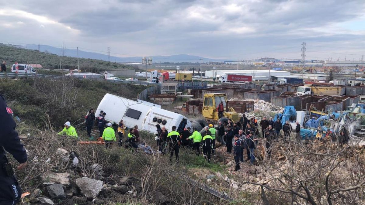 Bursa'da tırın çarptığı otobüs, şarampole devrildi: 1’i ağır 15 yaralı