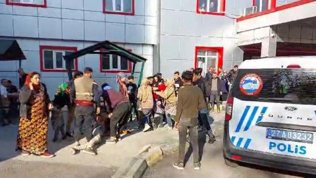 Gaziantep'te üzerine geri dönüşüm balyası düşen genç işçi öldü
