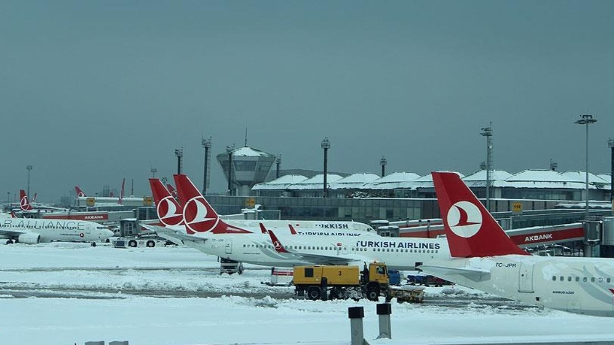 İstanbul'da uçuşlara kar ve fırtına engeli