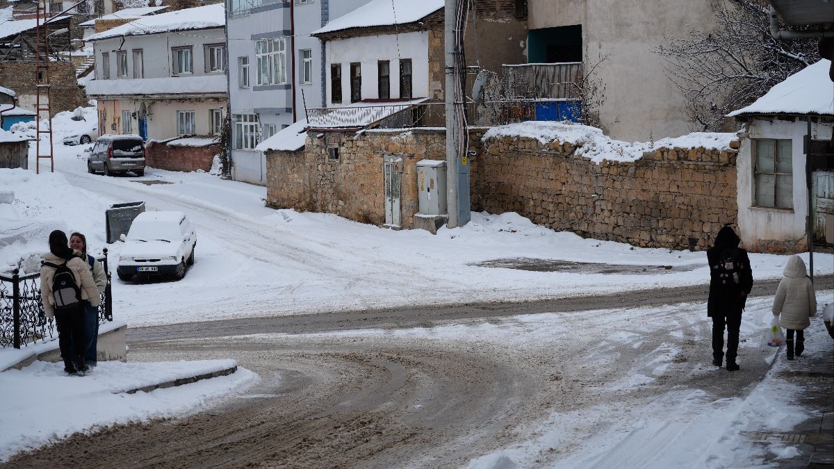 Bayburt'ta vatandaşlar karla mücadele ediyor