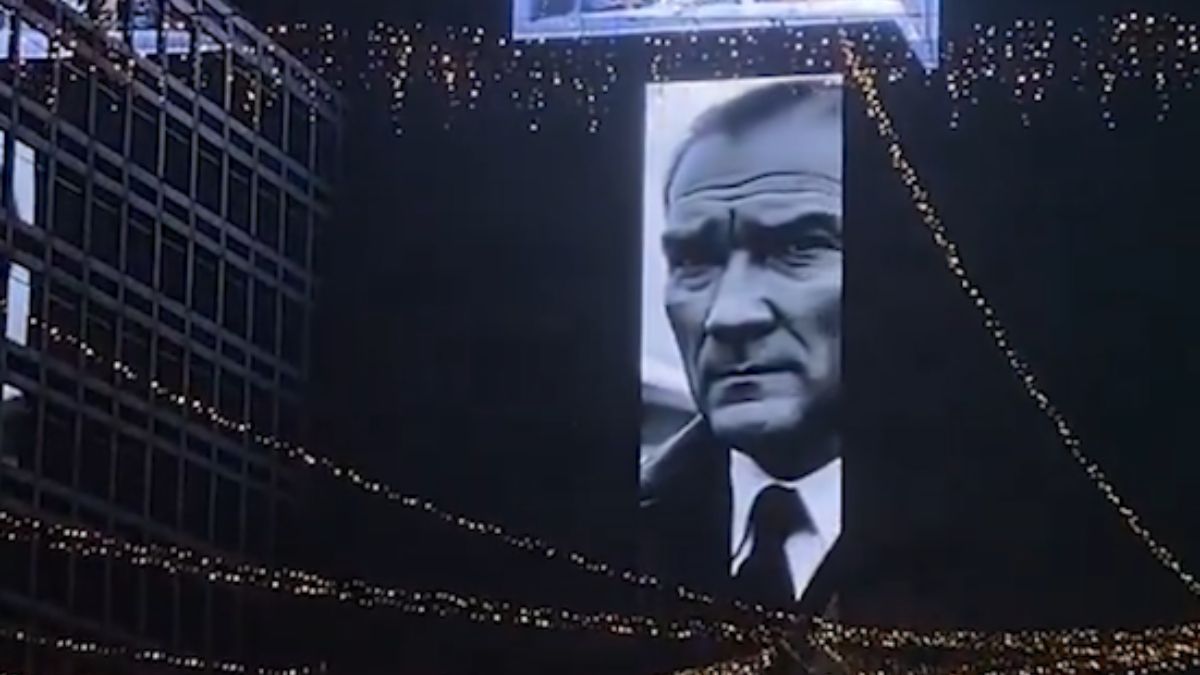 Ankara'da Kızılay Meydanı'nda ledli Atatürk görüntüleri yayınlandı