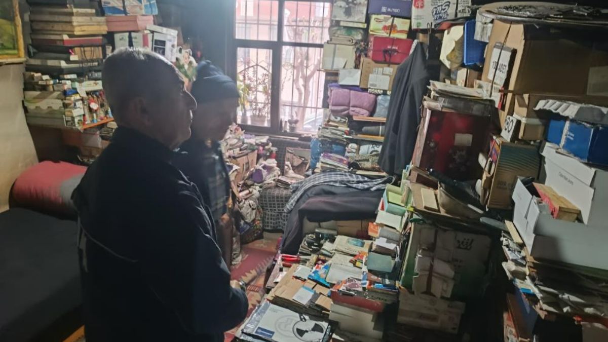 İstanbul Esenler'de yaşlı adamın evinden tonlarca çöp çıkartıldı