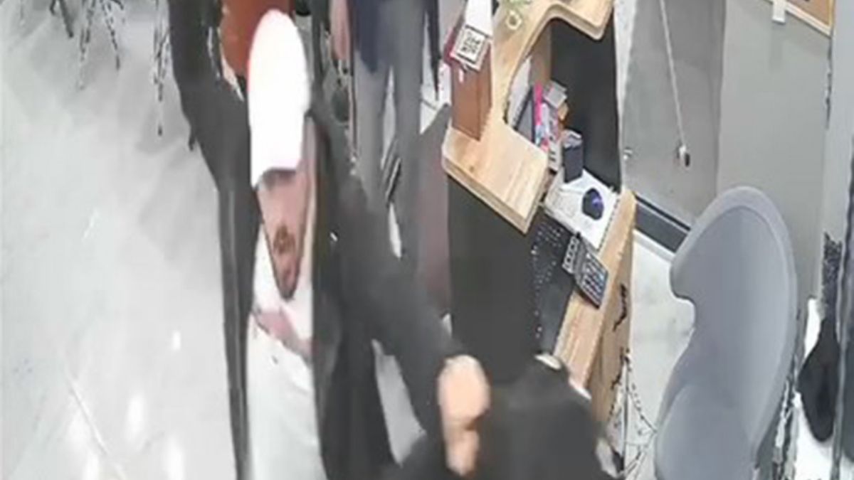 İstanbul Büyükçekmece'de iş yerini pala ve silahla basan şahıslar esnaftan dayak yedi
