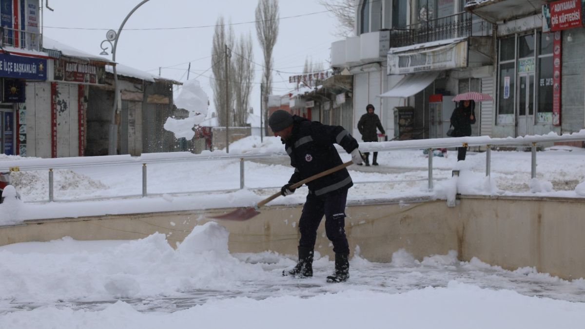 Van’da 60 yerleşim yeri ulaşıma kapandı