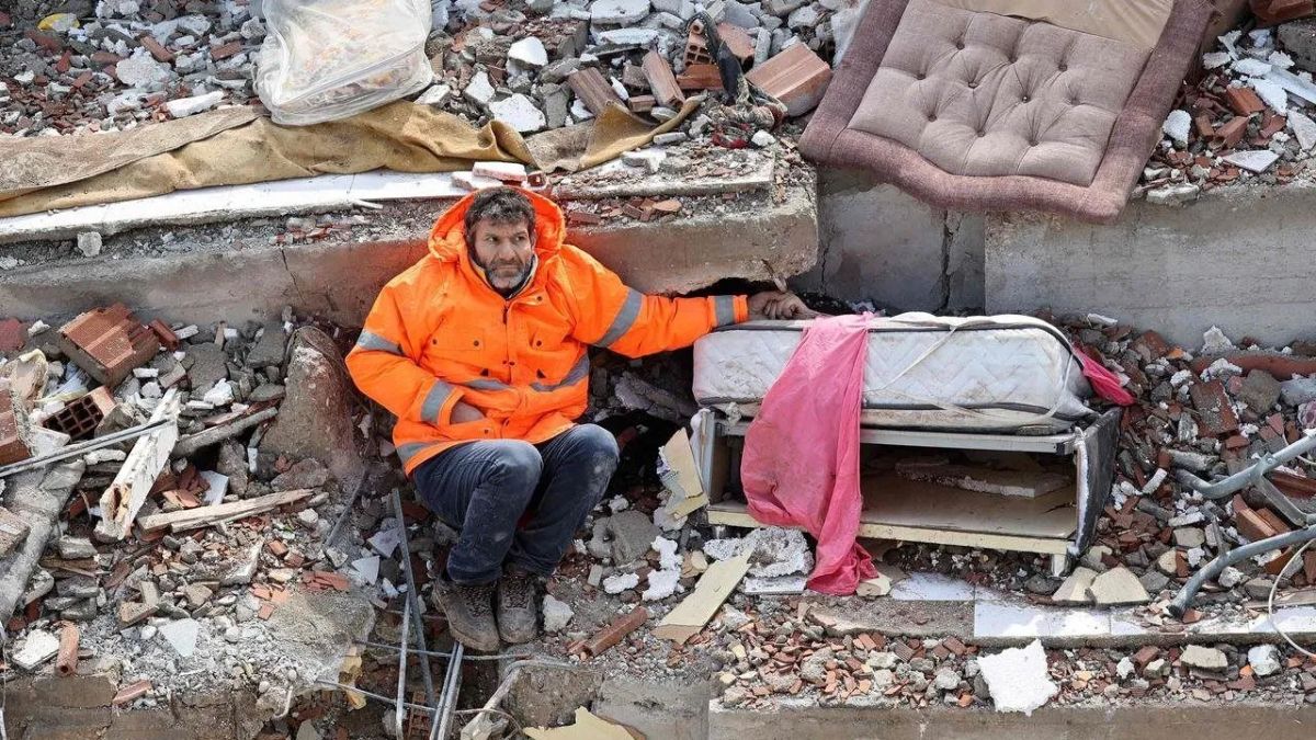 Depremde enkaz altındaki kızının elini tutmasıyla tanınmıştı: O babanın acısı ilk günkü gibi taze
