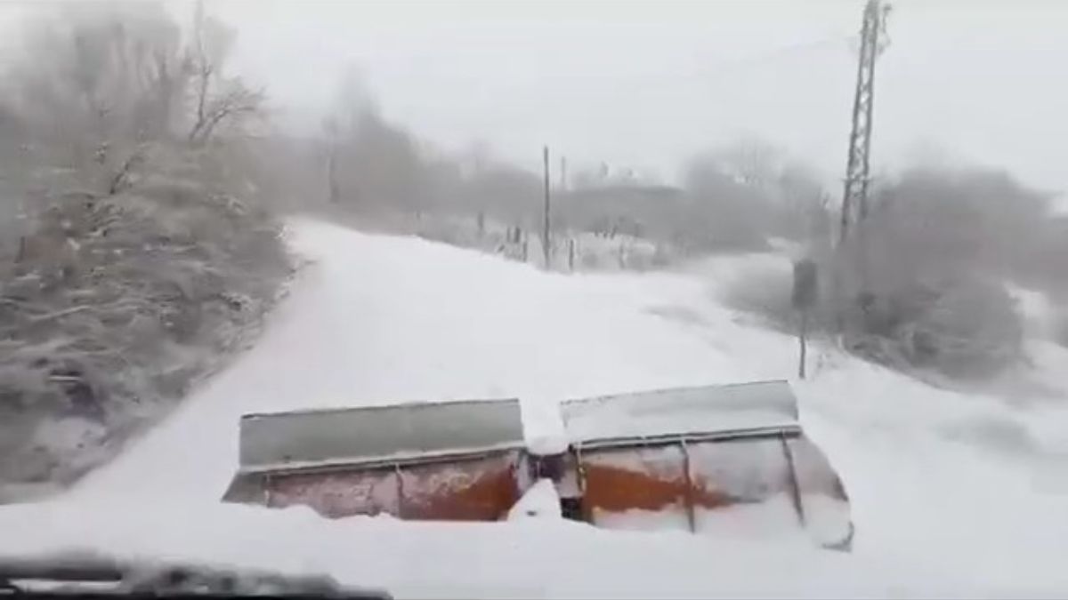 Elazığ'da kar yağışı sürüyor