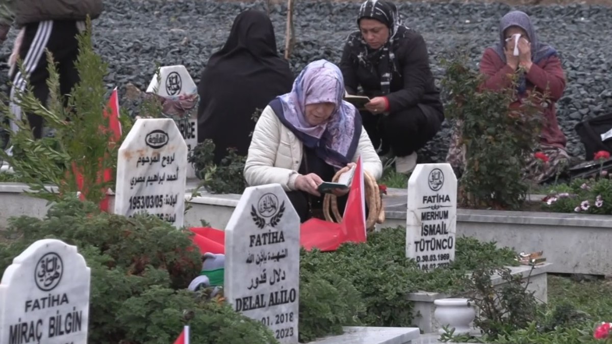 Hatay'da mezarlıklarda yoğunluk