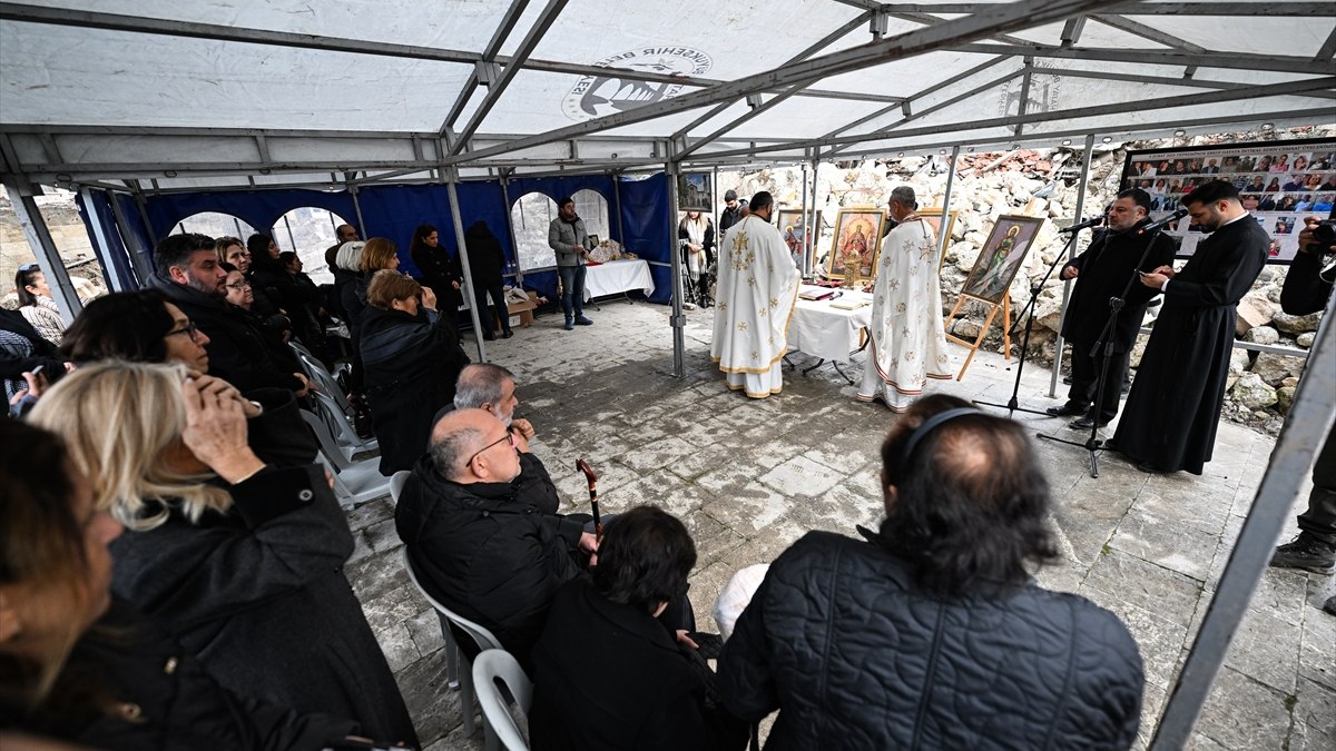 Hatay'da depremde ölenler için kilise enkazı önünde ayin yapıldı