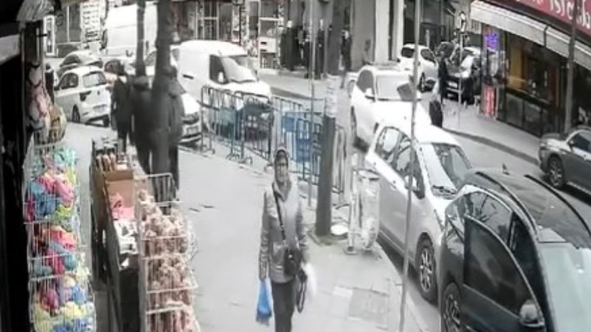 İstanbul’da yolun karşısına geçmek isteyen kadına araba çarptı