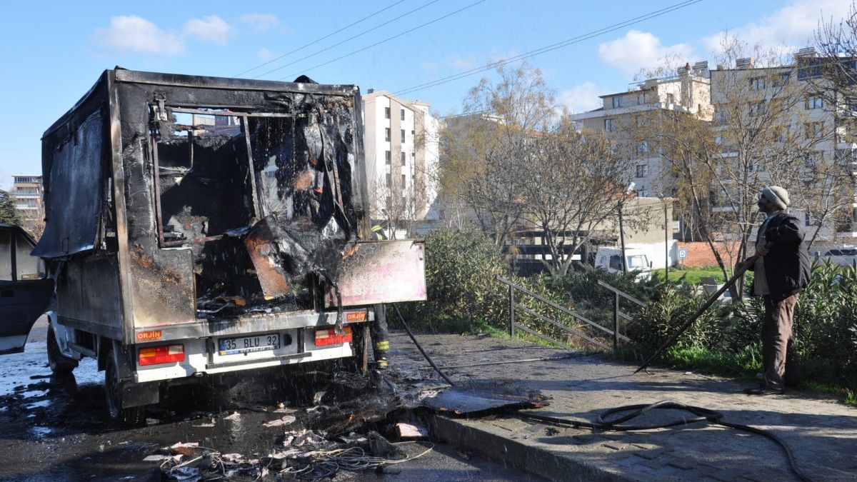 Manisa'da seyir halindeki mobil lokma aracında yangın