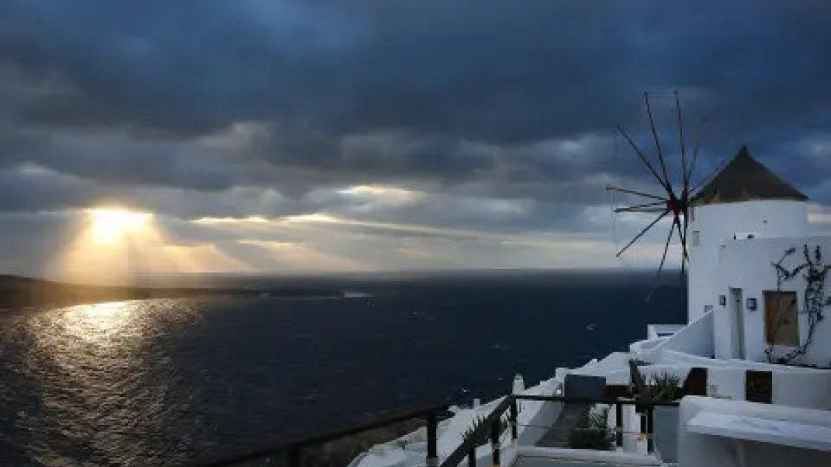 Santorini Adası'nda OHAL ilan edildi