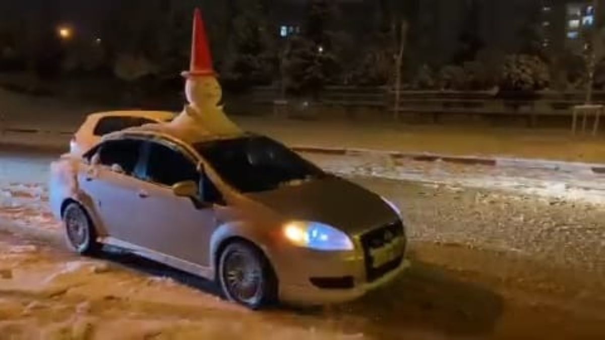 Bursa'da bir sürücü otomobilinin tavanına kardan adam yaptı