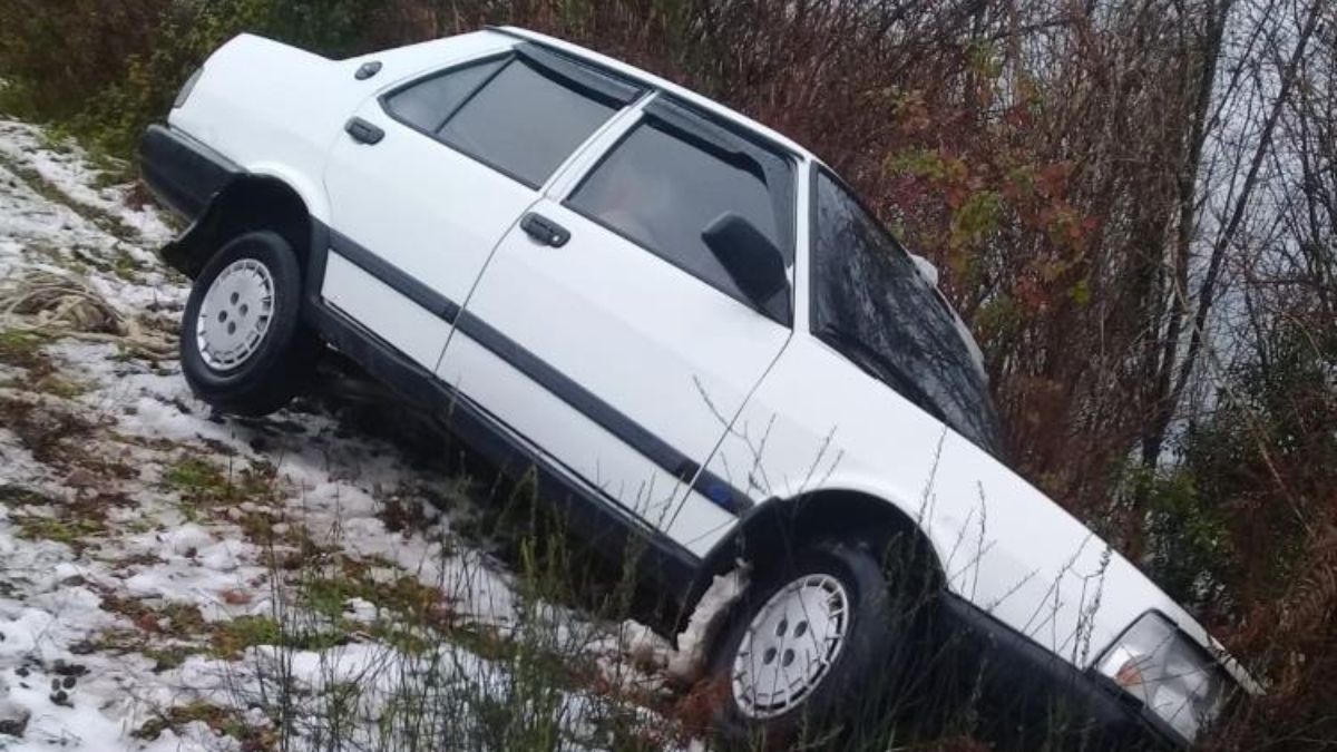 Kastamonu’da şarampole düşen aracı ağaçlar tuttu