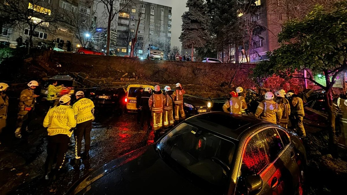 İstanbul Beşiktaş'ta istinat duvarı otomobillerin üzerine yıkıldı