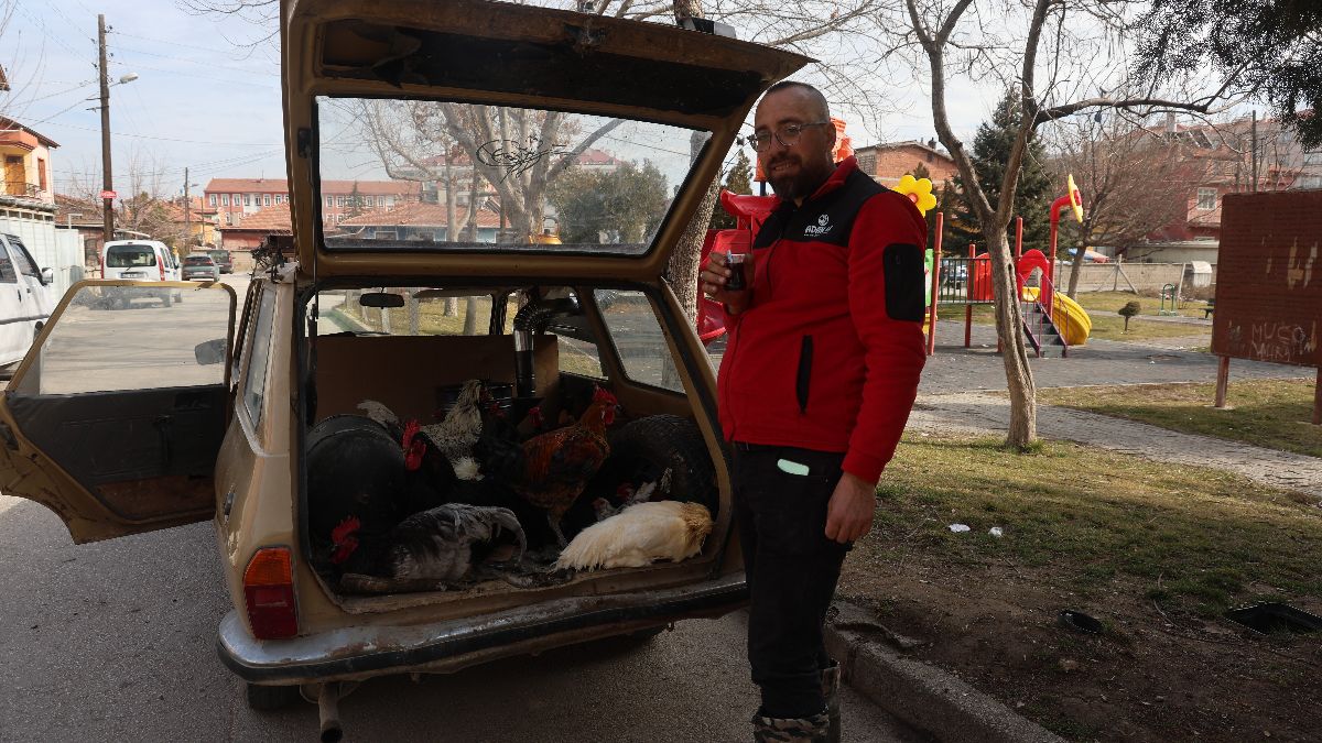 Konya'da tavuklarını soba kurduğu otomobilde gezdiren esnaf