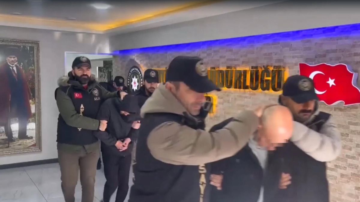 İzmir’de fuhuş operasyonu: 7 tutuklama İzmir’de fuhuş operasyonu: 7 tutuklama