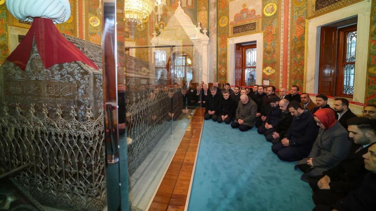 AK Parti İstanbul İl Başkanı Abdullah Özdemir'den Fatih Sultan Mehmet Han’ın türbesine ziyaret