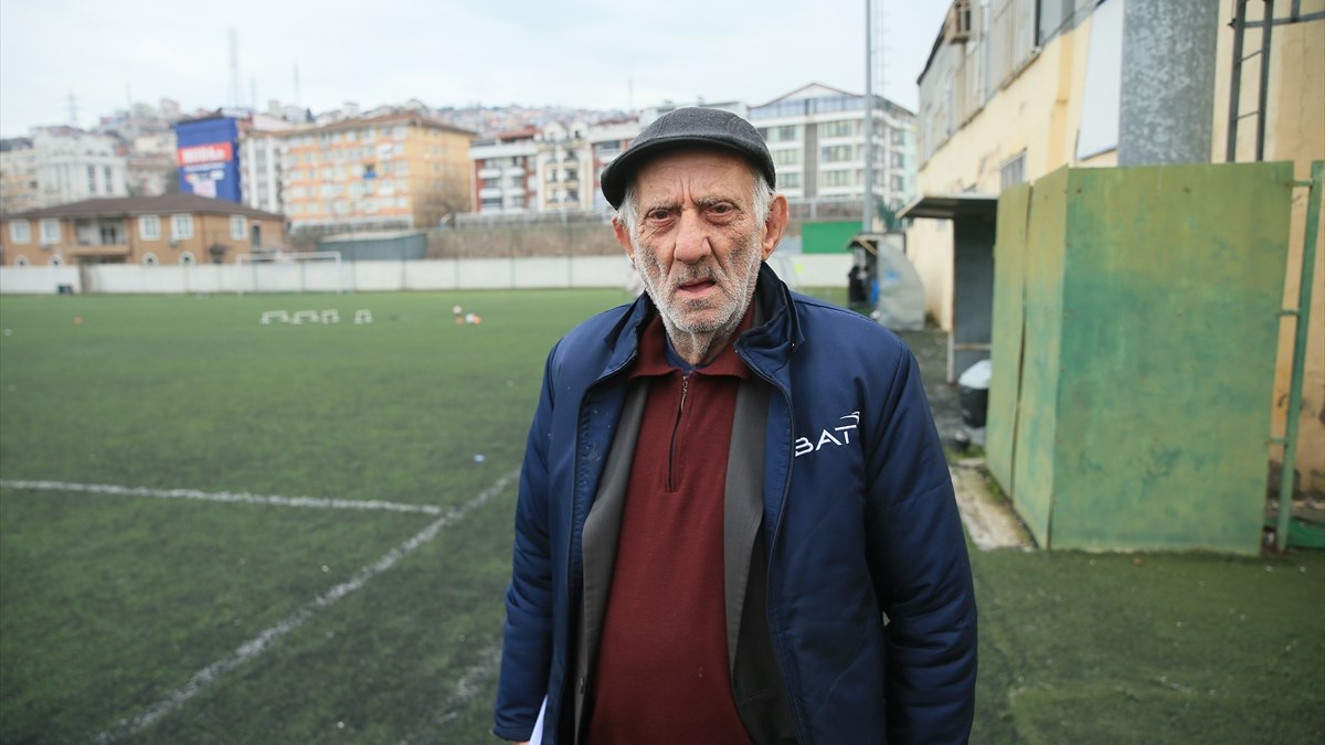 Futbol sevdalısı emektar köfteci mesleği bıraktı, 'hakemliği' bırakamadı