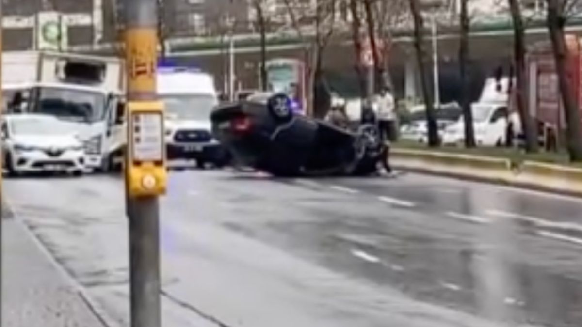 İstanbul'da kamyonete çarpan otomobil takla attı