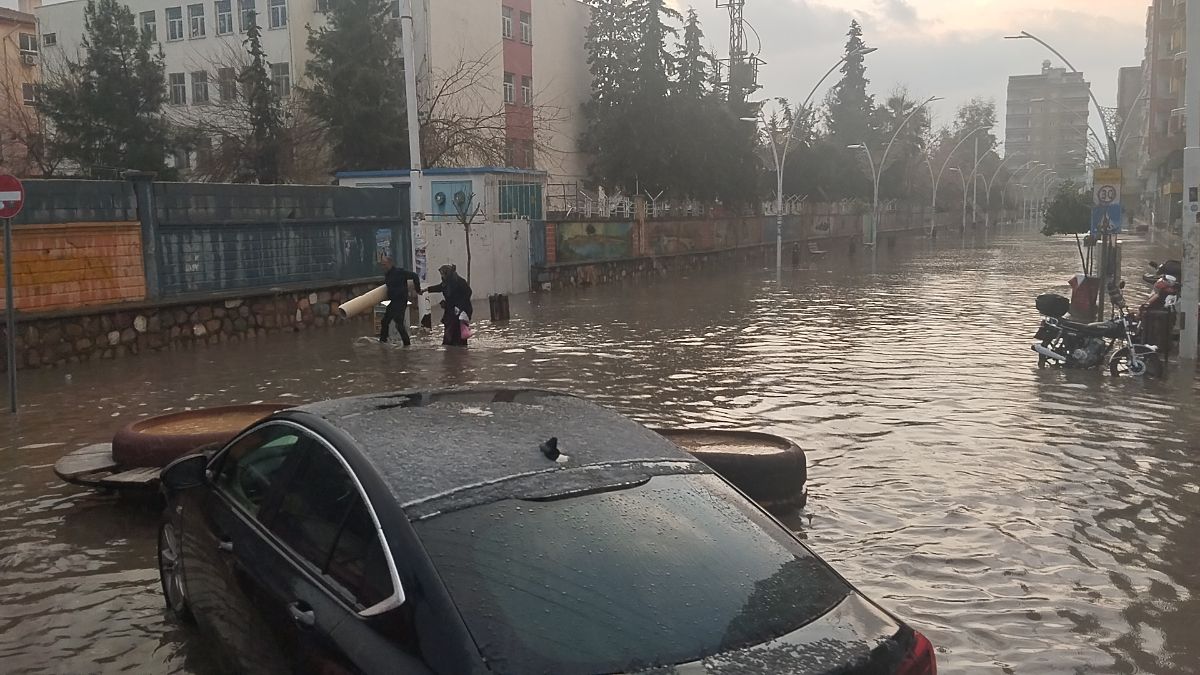 Mardin Kızıltepe'de sağanak: Yollar göle döndü