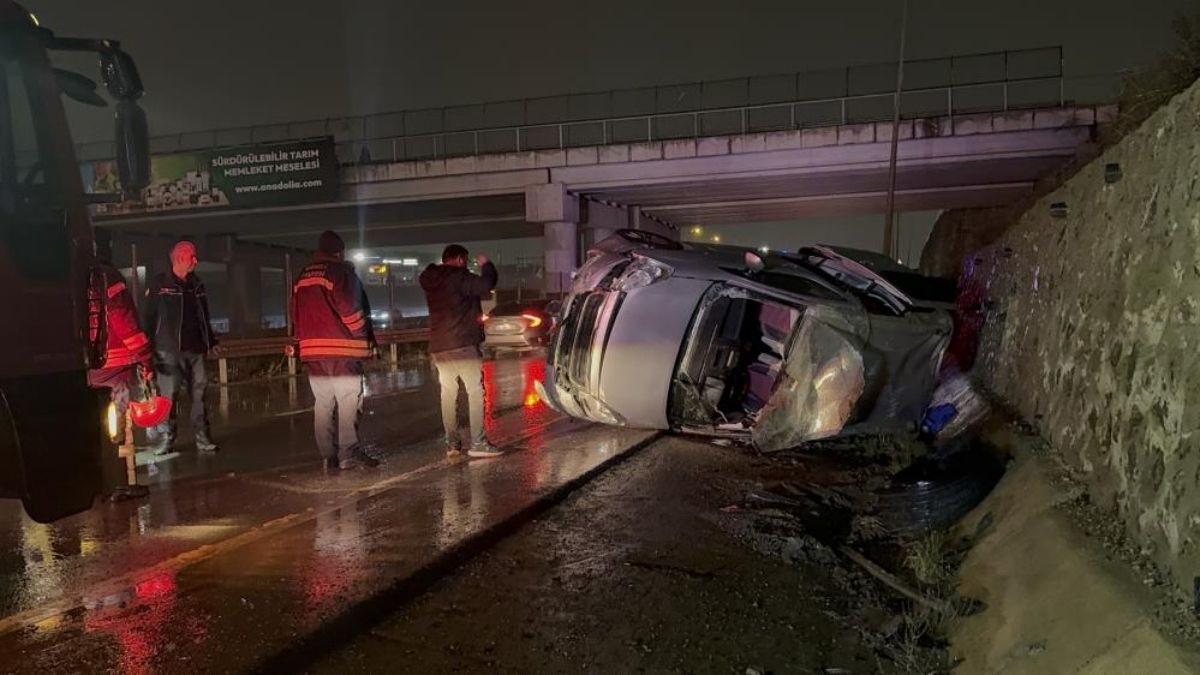 Kocaeli'de otomobil ile çarpışan hafif ticari araç yan yattı: 5 yaralı