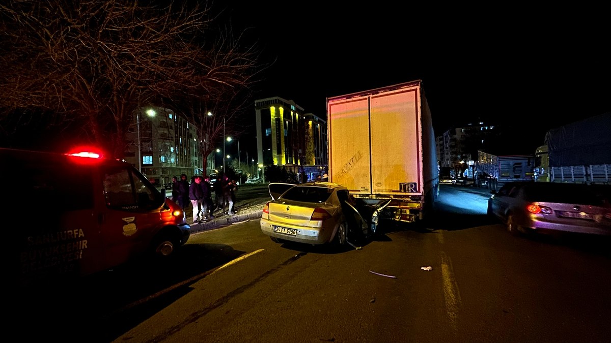 Şanlıurfa'da tıra ok gibi saplanan otomobildeki 3 kişi yaralandı