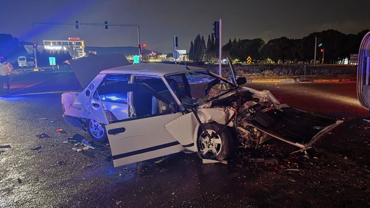 İzmir'de otomobille minibüsün çarpıştığı kazada 5 kişi yaralandı