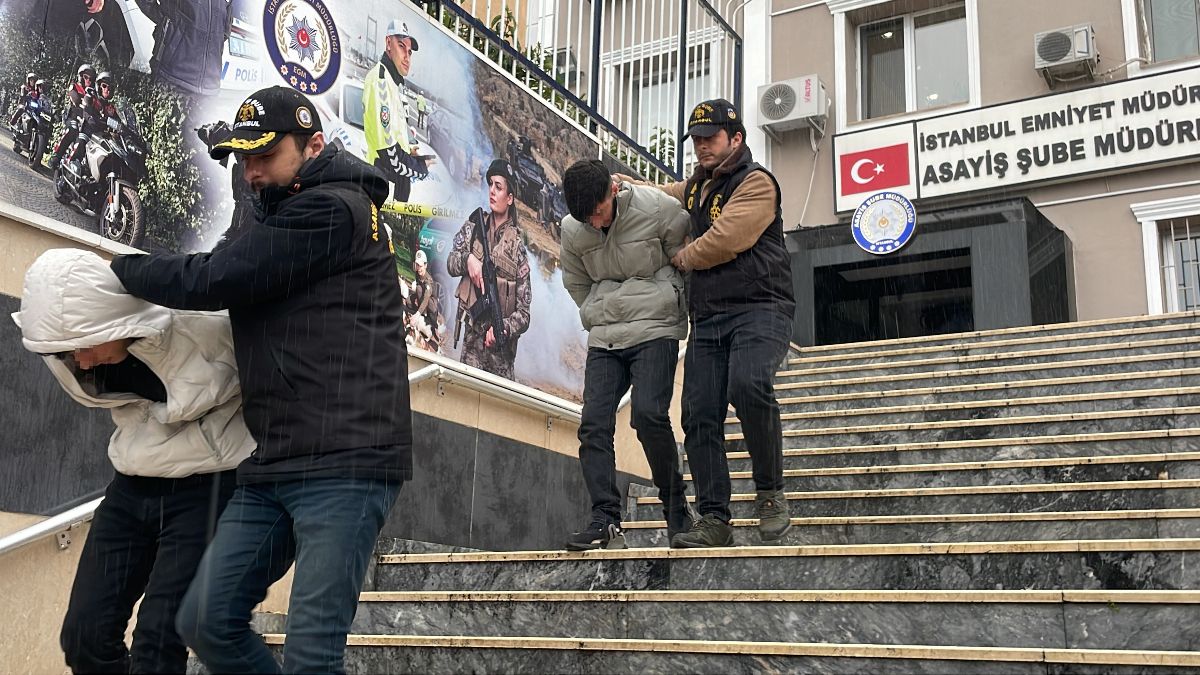 İstanbul’da anahtarı üzerinde bırakıp hava almaya çıkan kişinin arabası çalındı