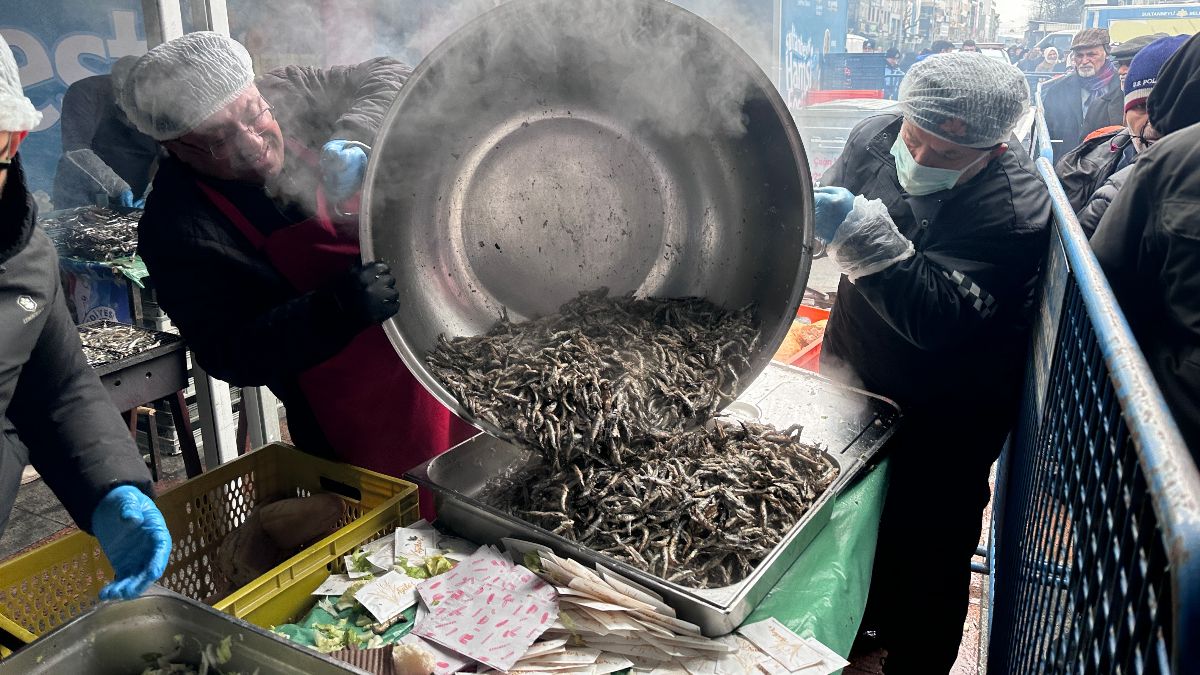 Sultanbeyli Hamsi Festivalin'de 1,5 ton hamsi dağıtıldı