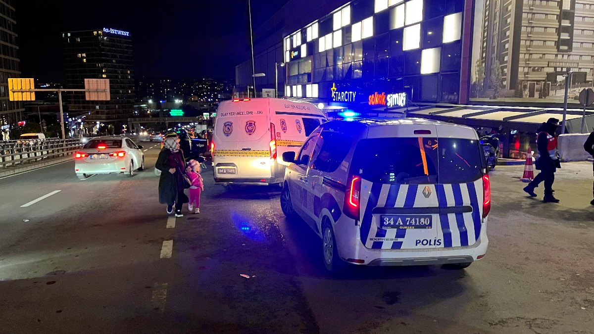 İstanbul'da AVM önünde silahlı saldırıya uğradı