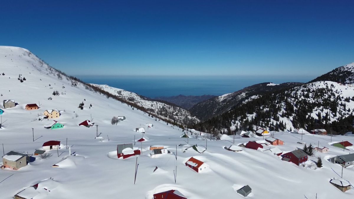 Karla kaplı Karadeniz’in zirvelerinde seyirlik manzara