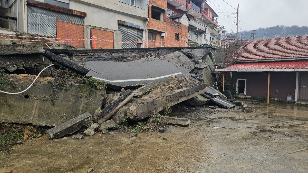 Zonguldak'ta istinat duvarı yıkıldı, yol çöktü