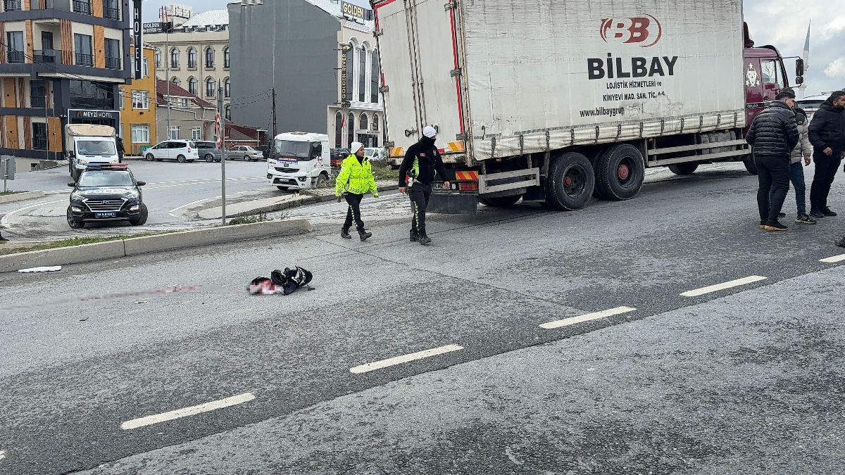 İstanbul'da kamyonun altında kalan motokurye öldü
