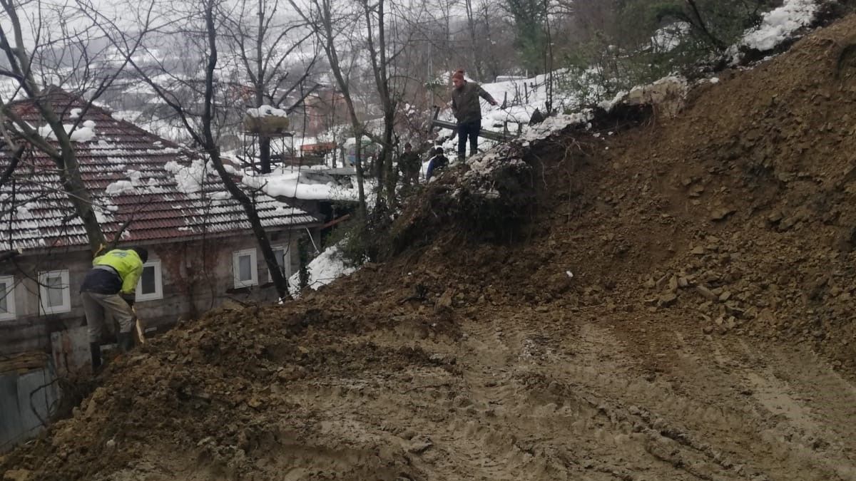 Sinop'ta kar yağışı sonrası heyelan meydana geldi
