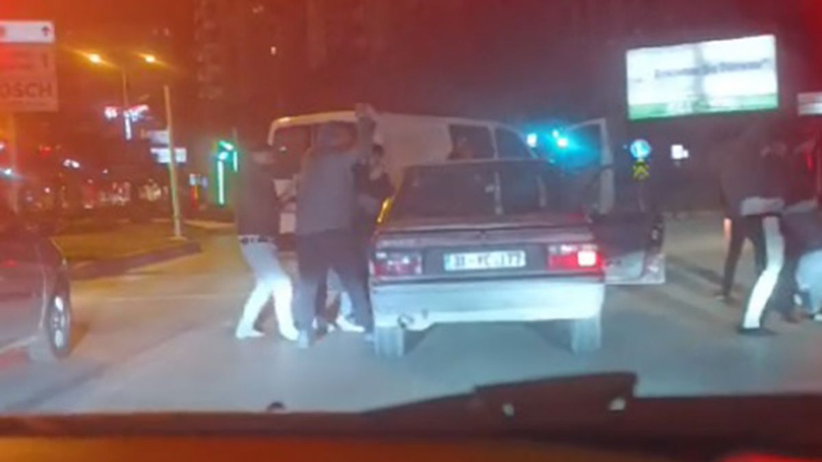 Adana'da kamyonetle otomobilin önünü kesip 2 kişiyi darbettiler